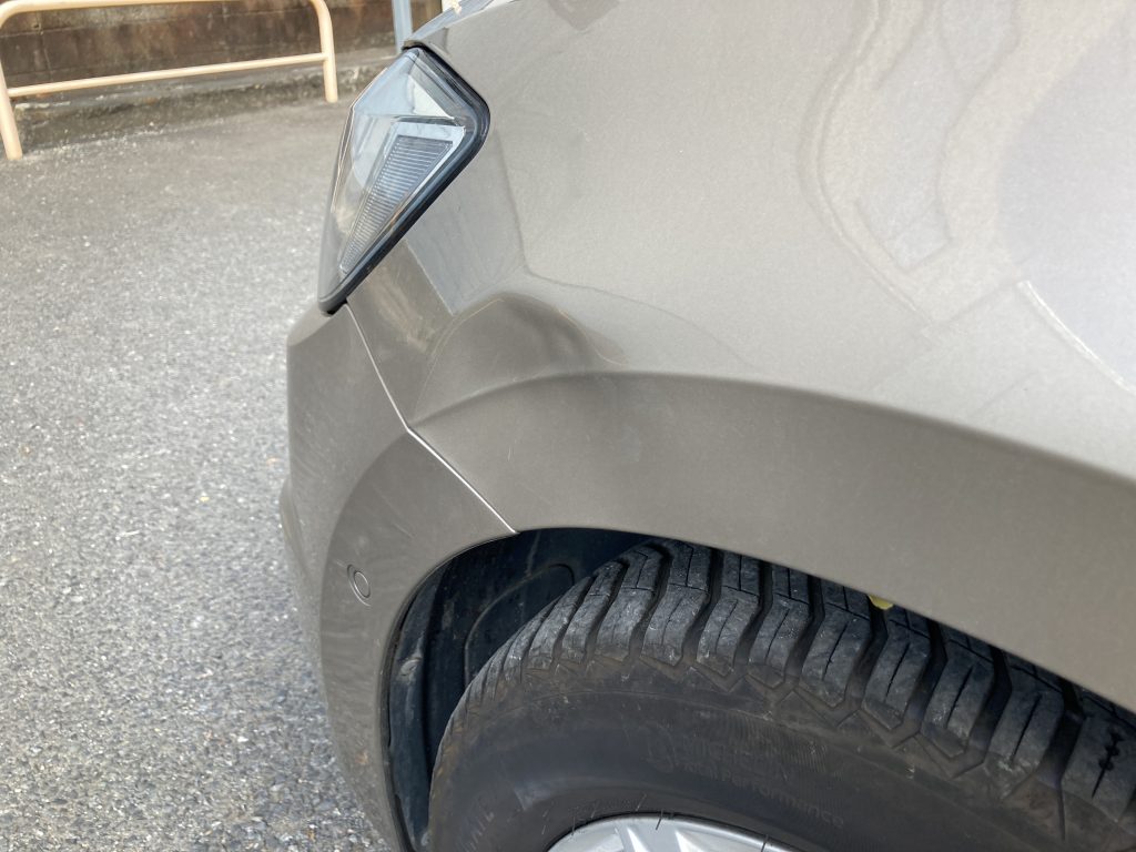 フォルクスワーゲン、トゥーラン、フロントフェンダー、凹み、修理、塗装、