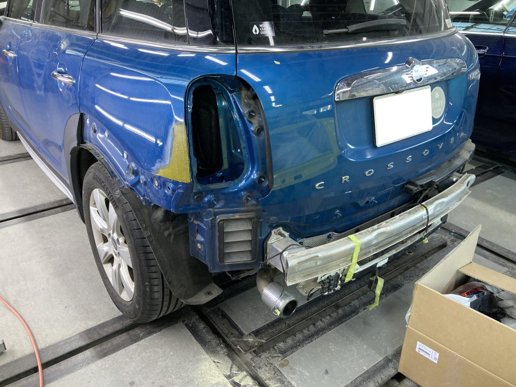 ミニ、クロスオーバー、クォーターパネル、リアバンパー、キズ、凹み、修理、塗装、