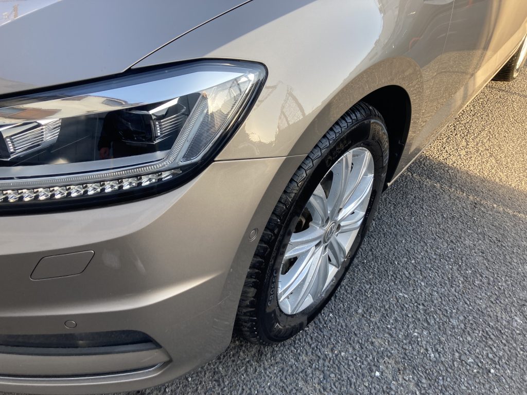 フォルクスワーゲン、トゥーラン、フロントフェンダー、凹み、修理、塗装、