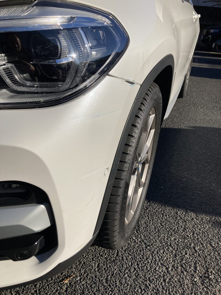 BMW、X3、フロントバンパー、フロントフェンダー、キズ、変形、凹み、修理、塗装、