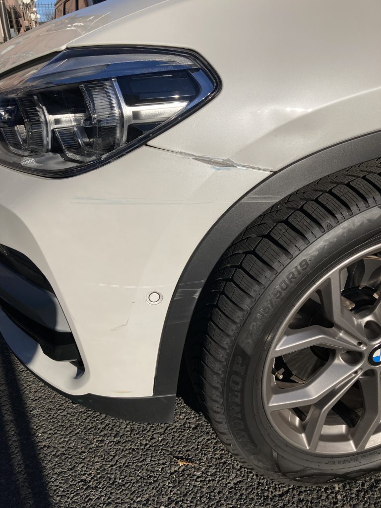 BMW、X3、フロントバンパー、フロントフェンダー、キズ、変形、凹み、修理、塗装、