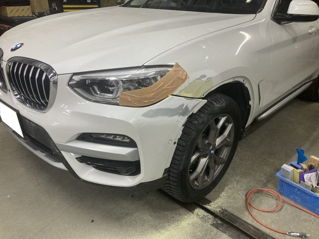 BMW、X3、フロントバンパー、フロントフェンダー、キズ、変形、凹み、修理、塗装、