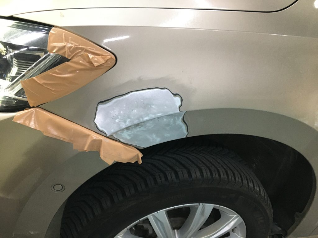 フォルクスワーゲン、トゥーラン、フロントフェンダー、凹み、修理、塗装、