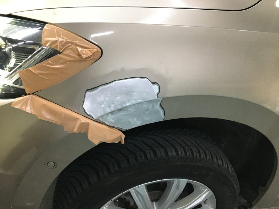 フォルクスワーゲン、トゥーラン、フロントフェンダー、凹み、修理、塗装、