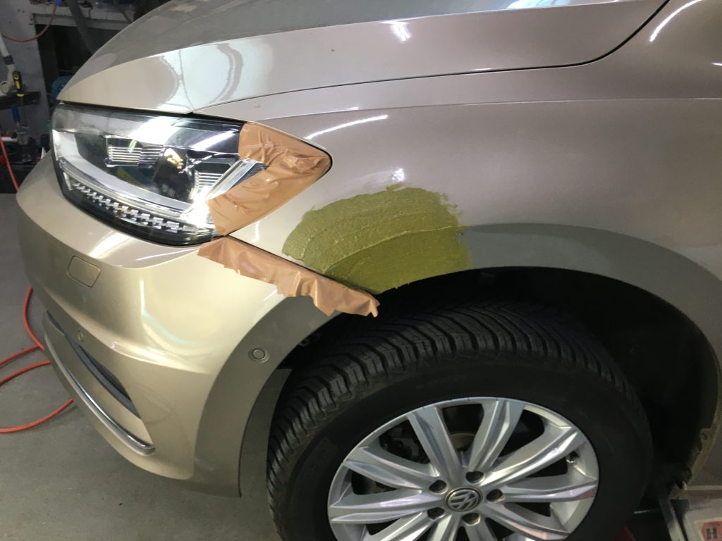 フォルクスワーゲン、トゥーラン、フロントフェンダー、凹み、修理、塗装、