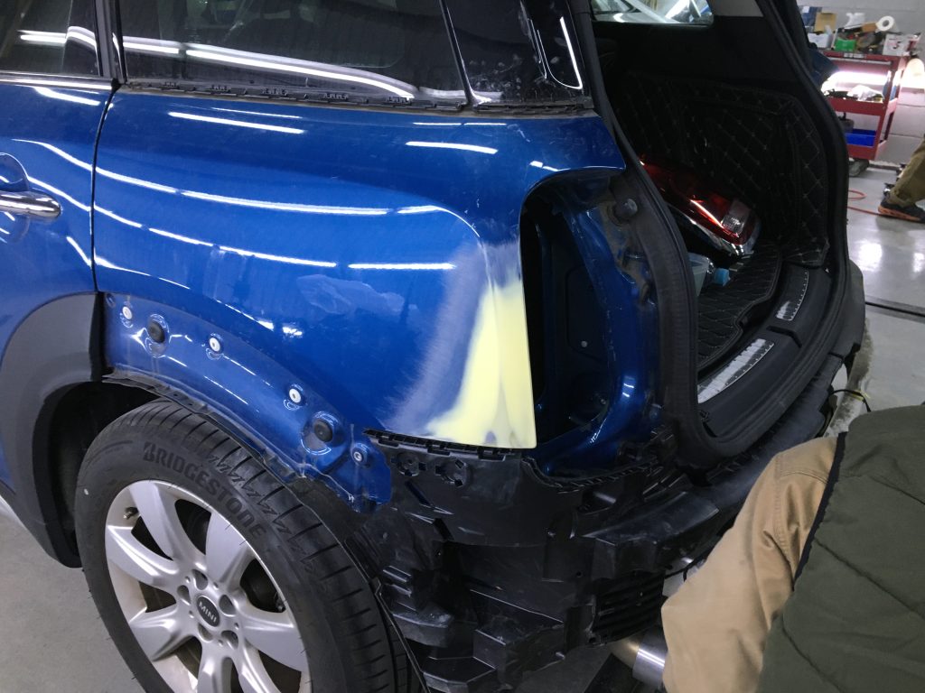 ミニ、クロスオーバー、クォーターパネル、リアバンパー、キズ、凹み、修理、塗装、