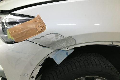 BMW、X3、フロントバンパー、フロントフェンダー、キズ、変形、凹み、修理、塗装、