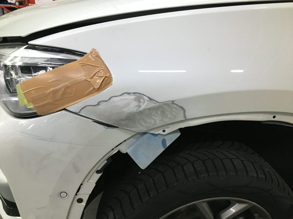 BMW、X3、フロントバンパー、フロントフェンダー、キズ、変形、凹み、修理、塗装、