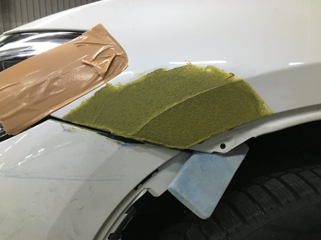 BMW、X3、フロントバンパー、フロントフェンダー、キズ、変形、凹み、修理、塗装、