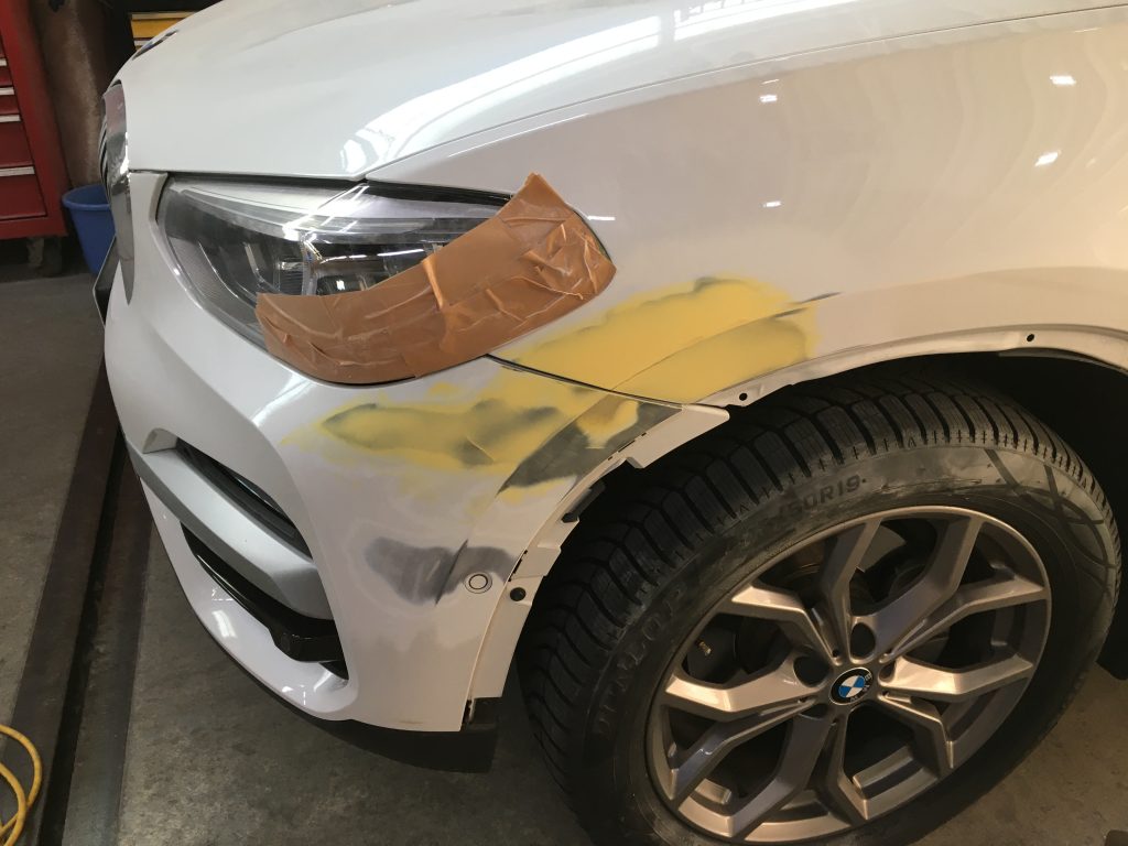 BMW、X3、フロントバンパー、フロントフェンダー、キズ、変形、凹み、修理、塗装、