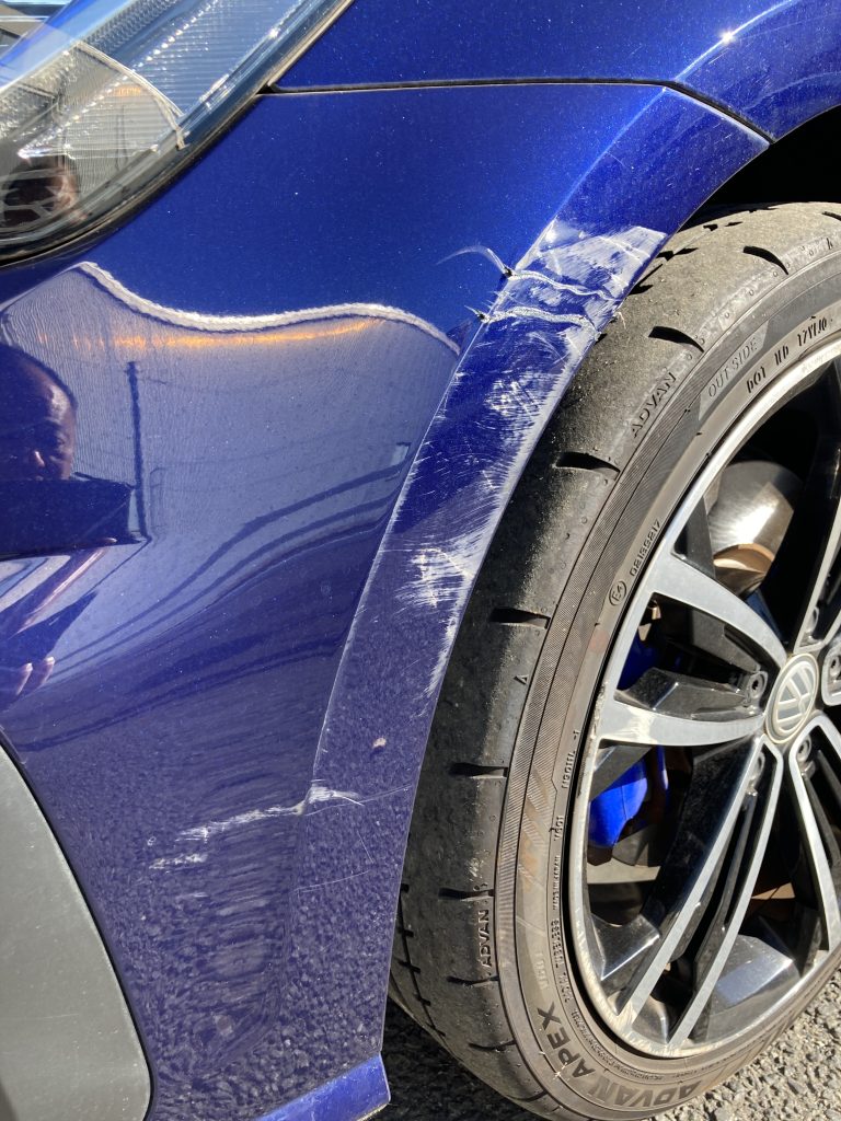 フォルクスワーゲン、ゴルフ、フロントバンパー、クォーターパネル、リアバンパー、アルミホイール、キズ、凹み、修理、交換、塗装、