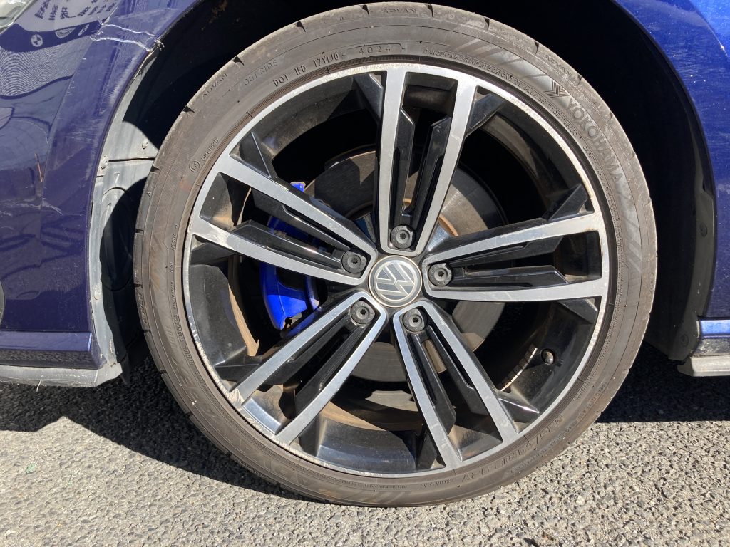 フォルクスワーゲン、ゴルフ、フロントバンパー、クォーターパネル、リアバンパー、アルミホイール、キズ、凹み、修理、交換、塗装、