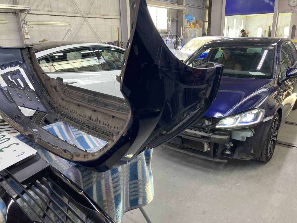 フォルクスワーゲン、ゴルフ、フロントバンパー、クォーターパネル、リアバンパー、アルミホイール、キズ、凹み、修理、交換、塗装、