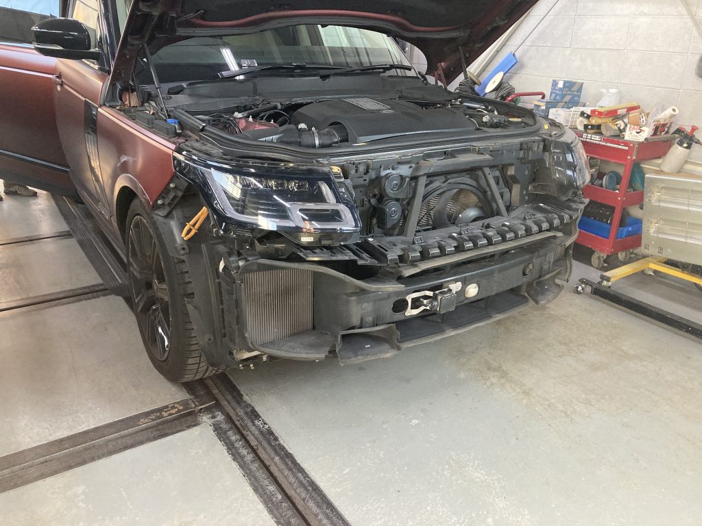 ランドローバー、レンジローバー、フロントバンパー、ヘッドライト、フロントフェンダー、キズ、凹み、交換、塗装、マジョーラカラー、