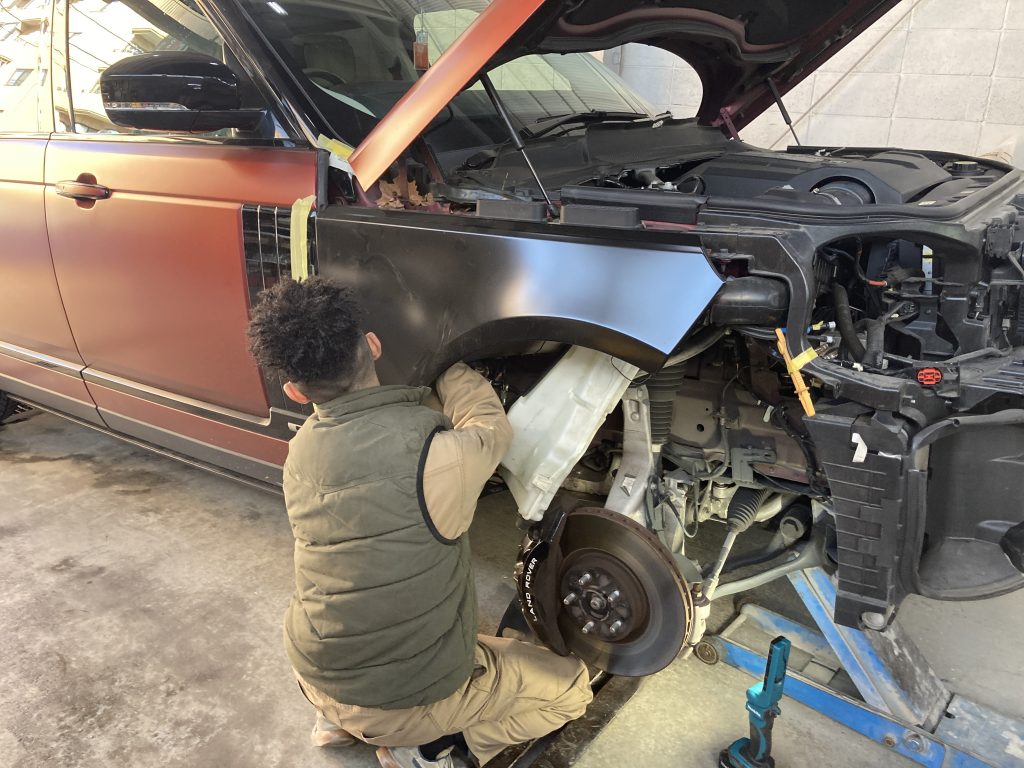 ランドローバー、レンジローバー、フロントバンパー、ヘッドライト、フロントフェンダー、キズ、凹み、交換、塗装、マジョーラカラー、