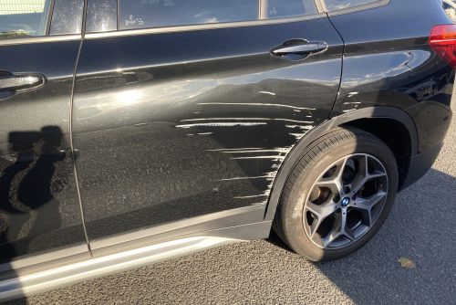 BMW、X1、リアドア、クォーターパネル、リアアーチモール、キズ、凹み、修理、交換、塗装、