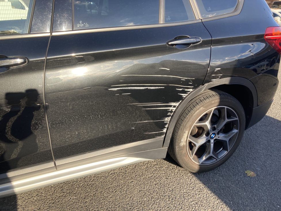 BMW、X1、リアドア、クォーターパネル、リアアーチモール、キズ、凹み、修理、交換、塗装、