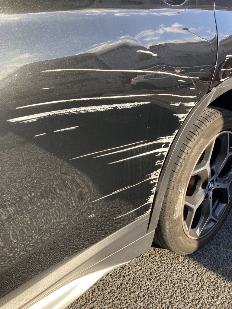 BMW、X1、リアドア、クォーターパネル、リアアーチモール、キズ、凹み、修理、交換、塗装、