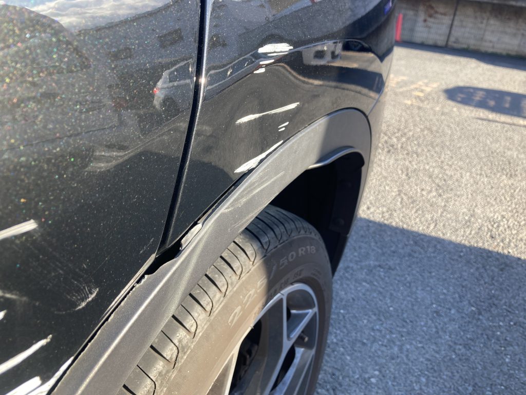 BMW、X1、リアドア、クォーターパネル、リアアーチモール、キズ、凹み、修理、交換、塗装、