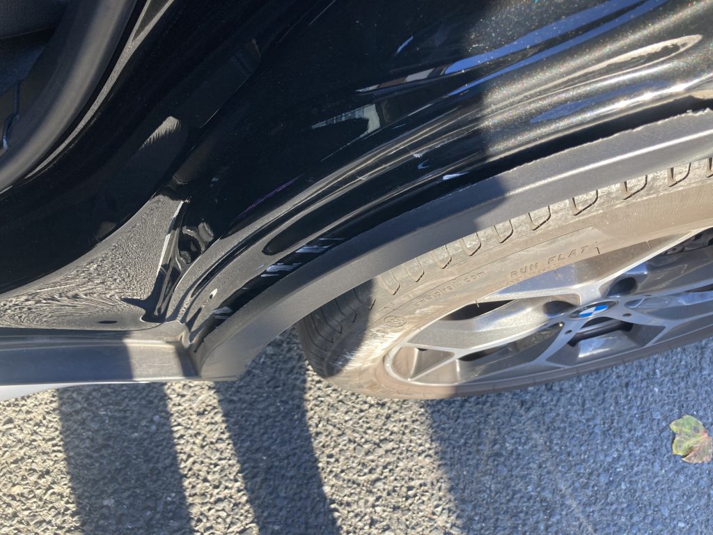 BMW、X1、リアドア、クォーターパネル、リアアーチモール、キズ、凹み、修理、交換、塗装、