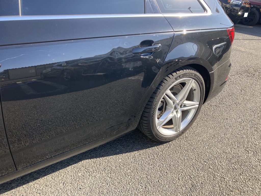 アウディ、A4、リアドア、クォーターパネル、キズ、凹み、修理、交換、塗装、