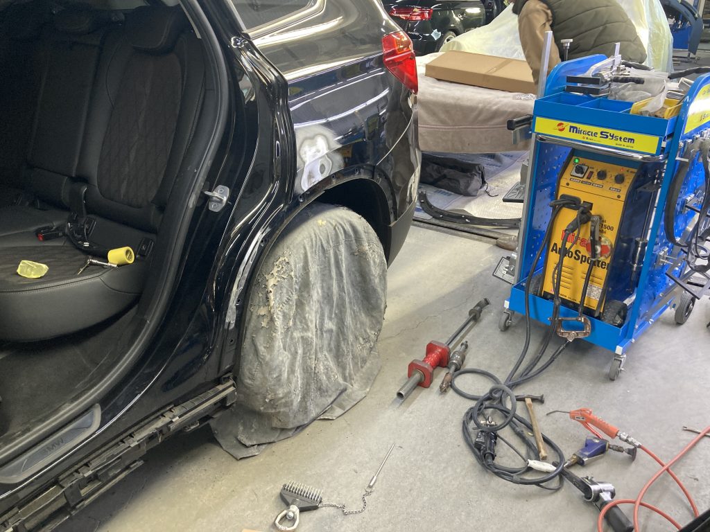 BMW、X1、リアドア、クォーターパネル、リアアーチモール、キズ、凹み、修理、交換、塗装、