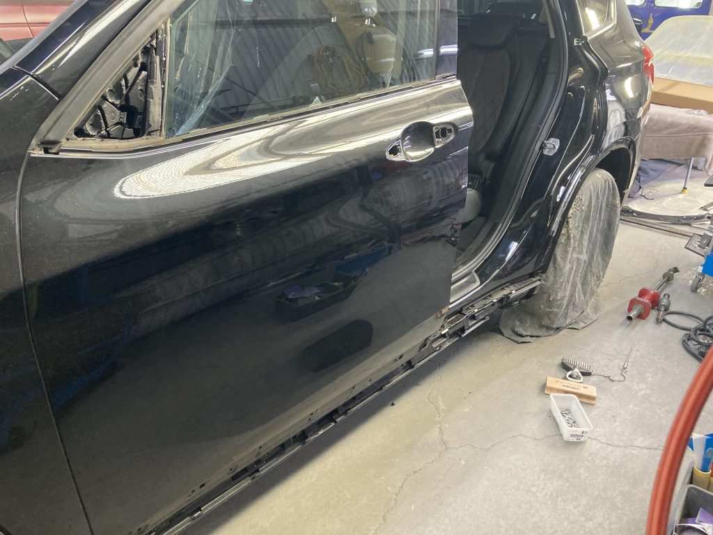 BMW、X1、リアドア、クォーターパネル、リアアーチモール、キズ、凹み、修理、交換、塗装、