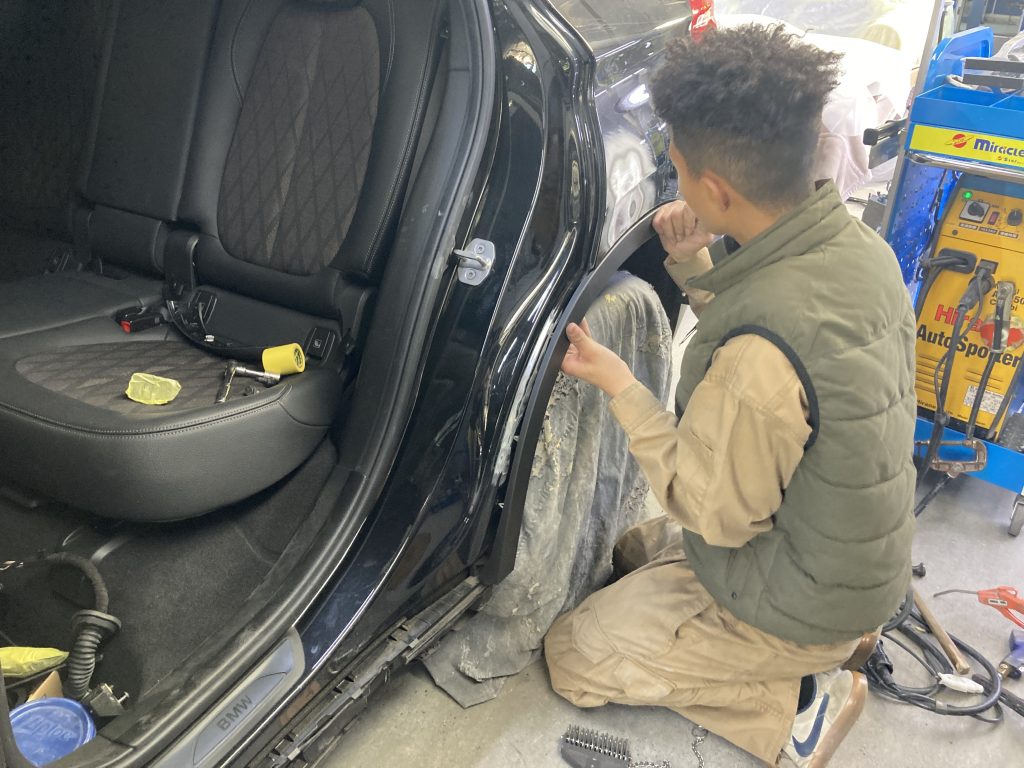 BMW、X1、リアドア、クォーターパネル、リアアーチモール、キズ、凹み、修理、交換、塗装、