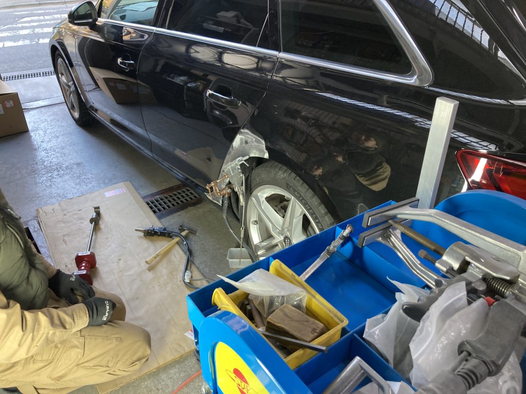 アウディ、A4、リアドア、クォーターパネル、キズ、凹み、修理、交換、塗装、