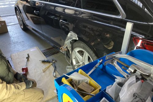 アウディ、A4、リアドア、クォーターパネル、キズ、凹み、修理、交換、塗装、