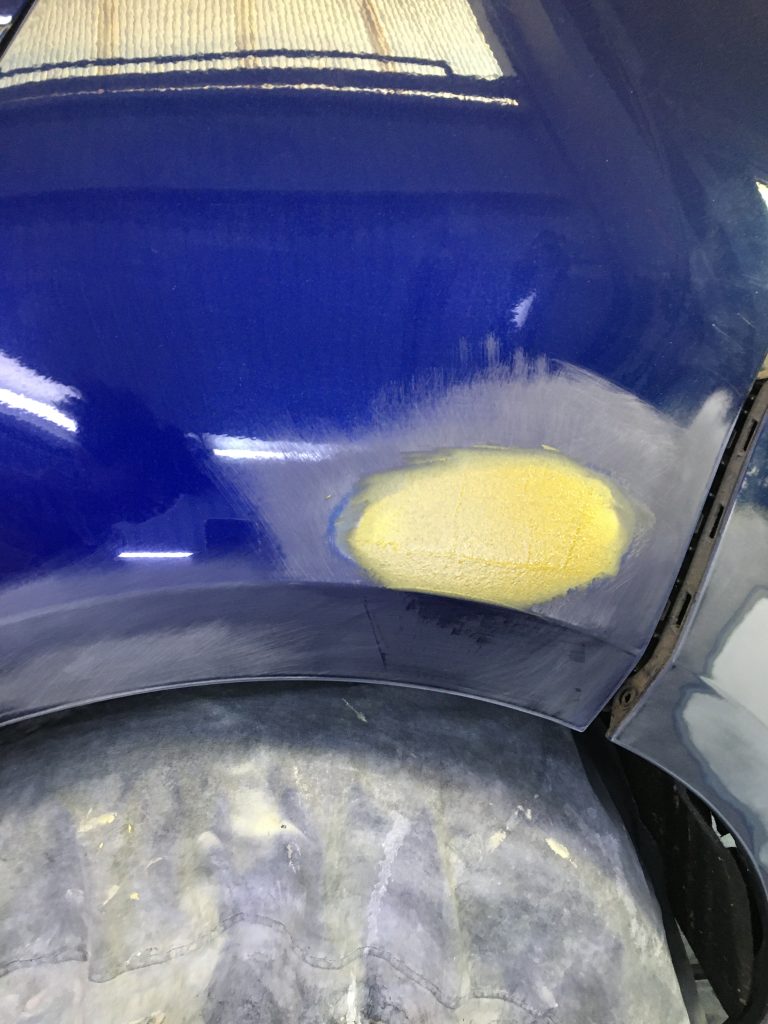 フォルクスワーゲン、ゴルフ、フロントバンパー、クォーターパネル、リアバンパー、アルミホイール、キズ、凹み、修理、交換、塗装、