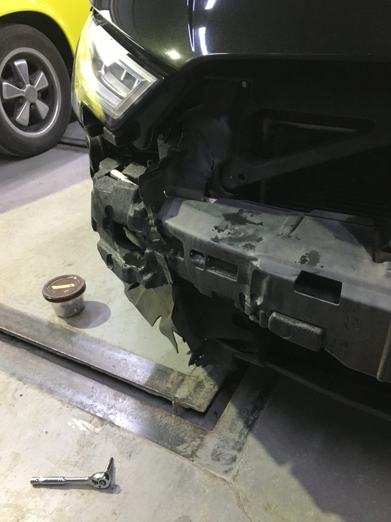 アウディ、S3、フロントバンパー、フロントフェンダー、フロントドア、リアドア、クォーターパネル、ロッカーカバー、キズ、凹み、割れ、修理、交換、塗装、