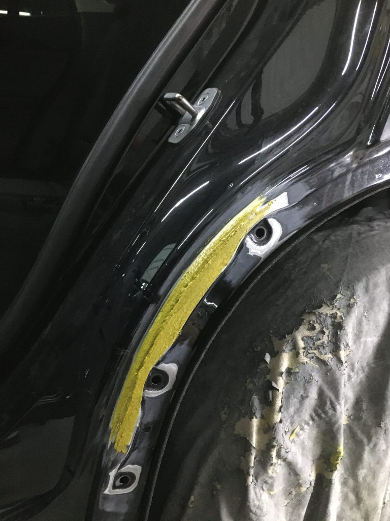 BMW、X1、リアドア、クォーターパネル、リアアーチモール、キズ、凹み、修理、交換、塗装、