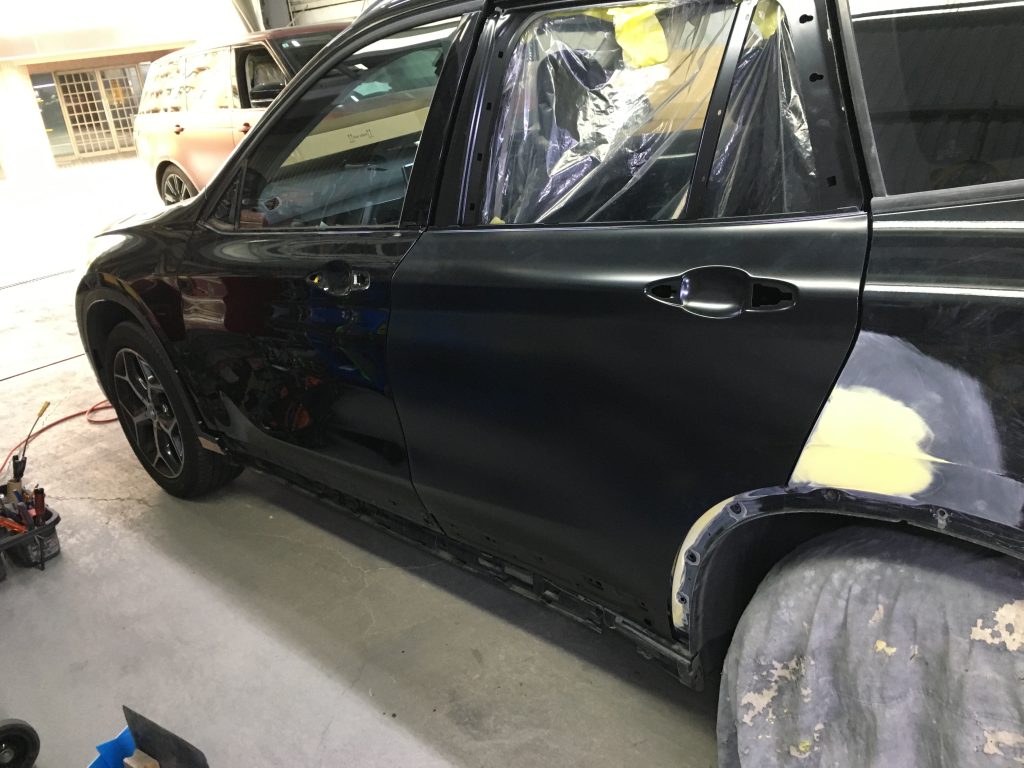 BMW、X1、リアドア、クォーターパネル、リアアーチモール、キズ、凹み、修理、交換、塗装、