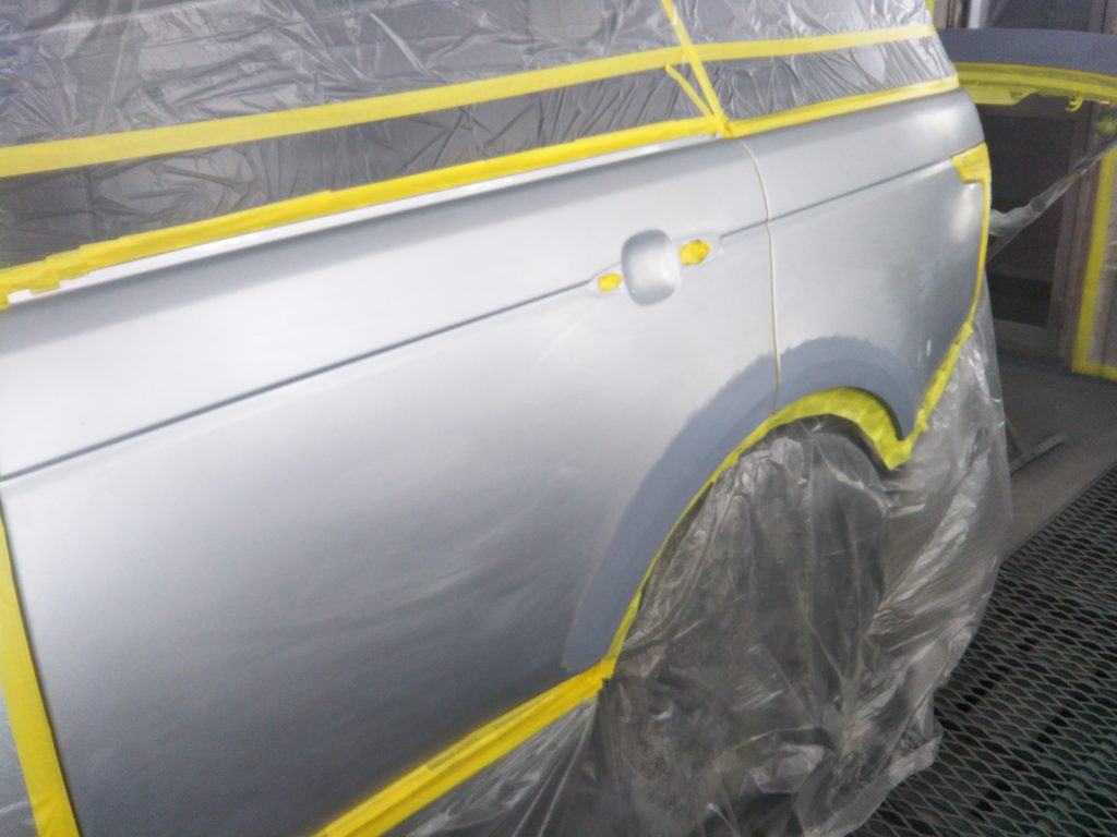 ランドローバー、レンジローバー、フロントバンパー、フロントドア、リアドア、クォーターパネル、リアバンパー、キズ、凹み、変形、修理、塗装、