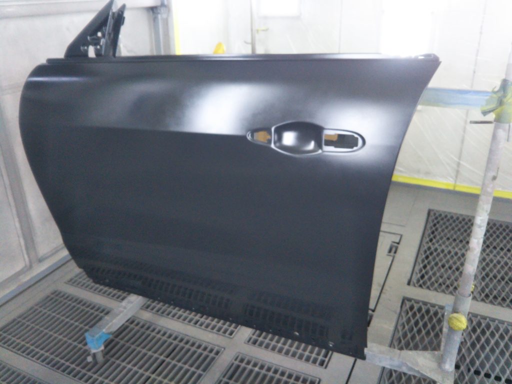 マセラティ、レヴァンテ、フロントバンパー、フロントドア、リアドア、リアアーチモール、キズ、凹み、修理、交換、塗装、