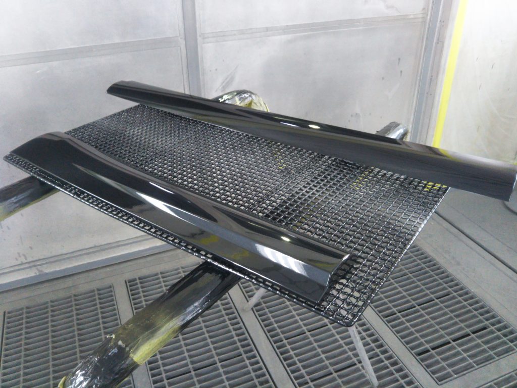 マセラティ、レヴァンテ、フロントバンパー、フロントドア、リアドア、リアアーチモール、キズ、凹み、修理、交換、塗装、