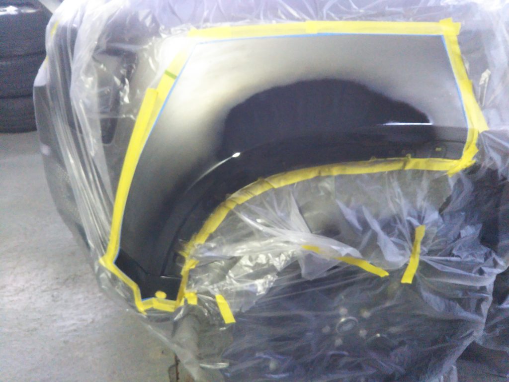 ランドローバー、ディフェンダー、フロントバンパー、フロントフェンダー、クォーターパネル、リアバンパー、キズ、変形、凹み、修理、塗装、