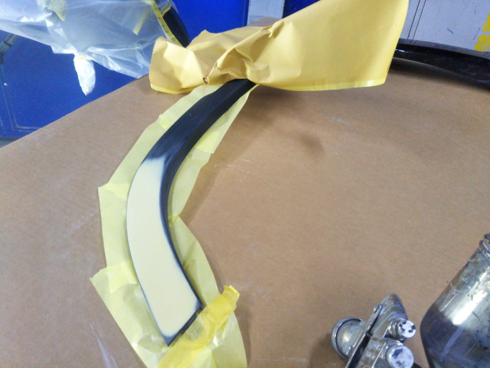 ランドローバー、ディフェンダー、フロントバンパー、フロントフェンダー、クォーターパネル、リアバンパー、キズ、変形、凹み、修理、塗装、