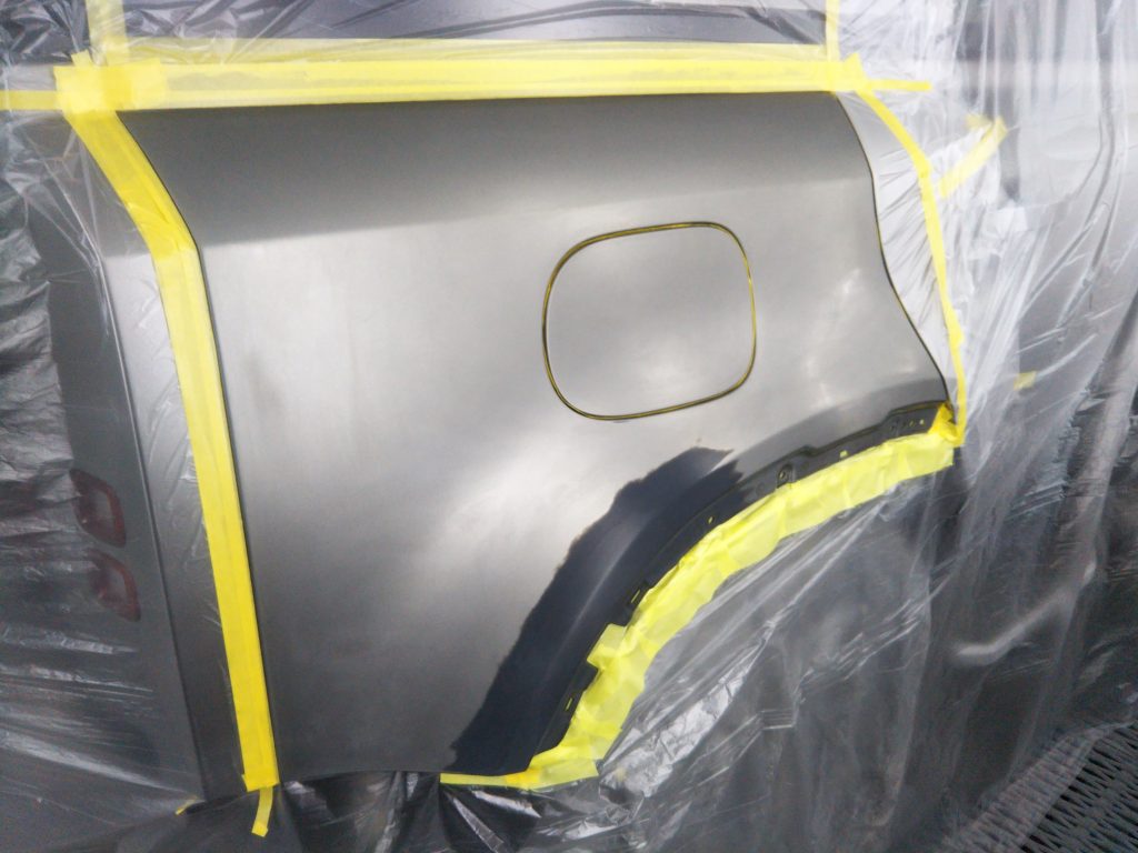 ランドローバー、ディフェンダー、フロントバンパー、フロントフェンダー、クォーターパネル、リアバンパー、キズ、変形、凹み、修理、塗装、