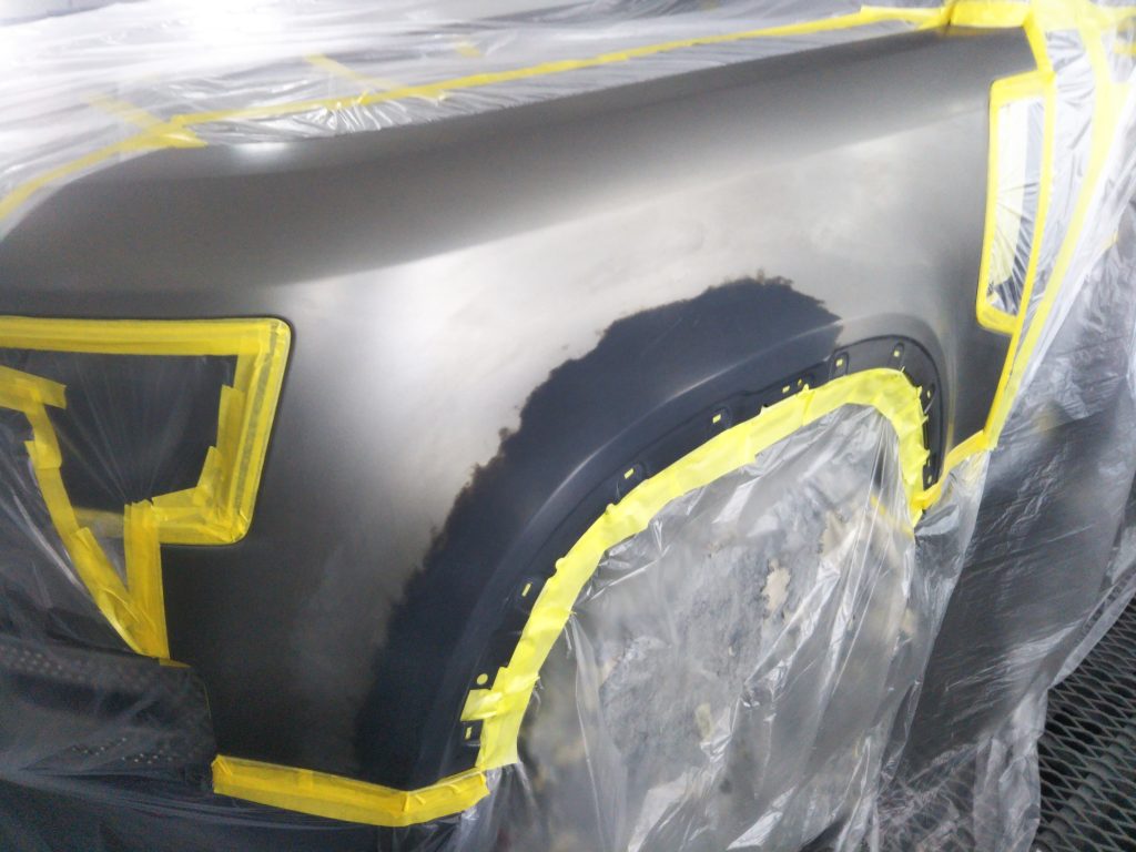 ランドローバー、ディフェンダー、フロントバンパー、フロントフェンダー、クォーターパネル、リアバンパー、キズ、変形、凹み、修理、塗装、