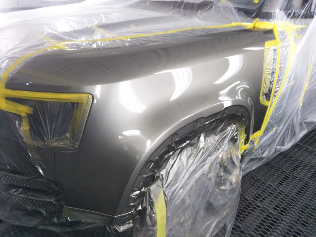 ランドローバー、ディフェンダー、フロントバンパー、フロントフェンダー、クォーターパネル、リアバンパー、キズ、変形、凹み、修理、塗装、