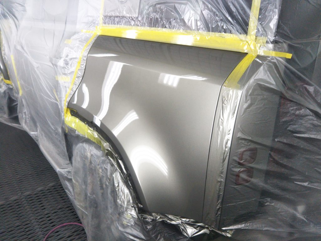 ランドローバー、ディフェンダー、フロントバンパー、フロントフェンダー、クォーターパネル、リアバンパー、キズ、変形、凹み、修理、塗装、