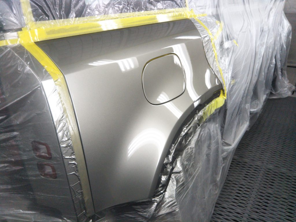 ランドローバー、ディフェンダー、フロントバンパー、フロントフェンダー、クォーターパネル、リアバンパー、キズ、変形、凹み、修理、塗装、