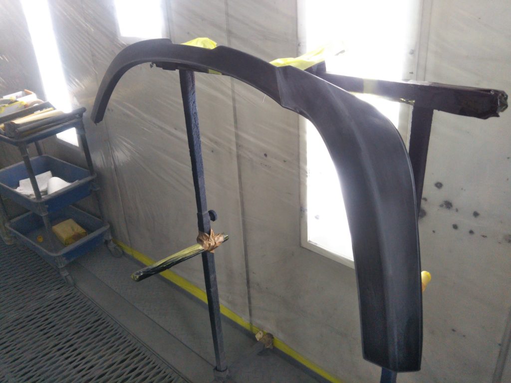 ランドローバー、ディフェンダー、フロントバンパー、フロントフェンダー、クォーターパネル、リアバンパー、キズ、変形、凹み、修理、塗装、