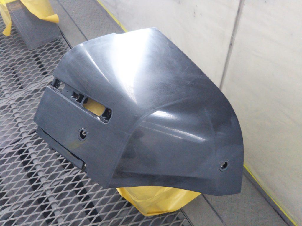 ランドローバー、ディフェンダー、フロントバンパー、フロントフェンダー、クォーターパネル、リアバンパー、キズ、変形、凹み、修理、塗装、