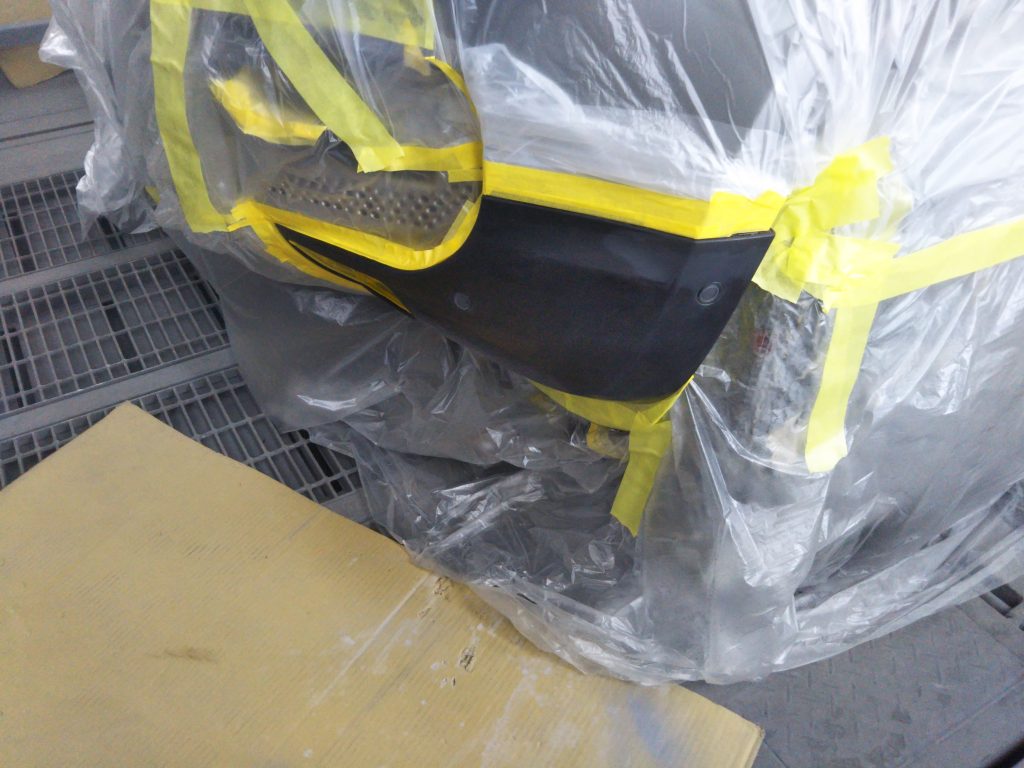 ランドローバー、ディフェンダー、フロントバンパー、フロントフェンダー、クォーターパネル、リアバンパー、キズ、変形、凹み、修理、塗装、