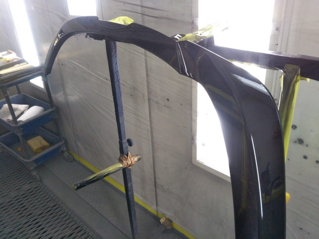 ランドローバー、ディフェンダー、フロントバンパー、フロントフェンダー、クォーターパネル、リアバンパー、キズ、変形、凹み、修理、塗装、