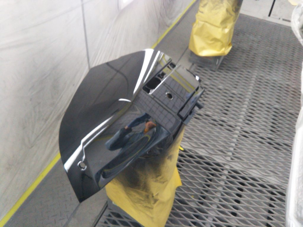 ランドローバー、ディフェンダー、フロントバンパー、フロントフェンダー、クォーターパネル、リアバンパー、キズ、変形、凹み、修理、塗装、