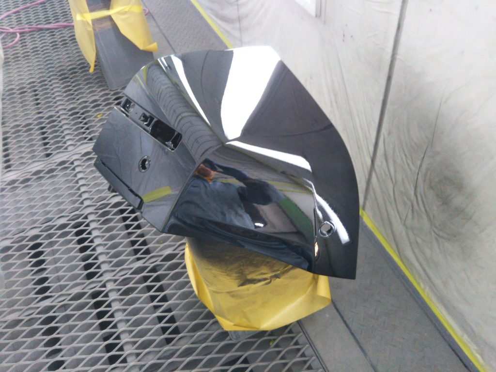 ランドローバー、ディフェンダー、フロントバンパー、フロントフェンダー、クォーターパネル、リアバンパー、キズ、変形、凹み、修理、塗装、